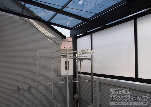 東京都杉並区のLIXIL リクシル（トステム）のバルコニー・ベランダ屋根 ライザーテラスII F型 屋根タイプ 単体 積雪〜20cm対応+前面スクリーン　1段仕様 施工例