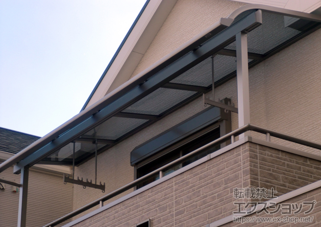 大阪府茨木市のLIXIL リクシル（トステム）のバルコニー・ベランダ屋根 ライザーテラスII R型 屋根タイプ 単体 積雪〜20cm対応＋吊下げ物干し 標準 2本入 施工例