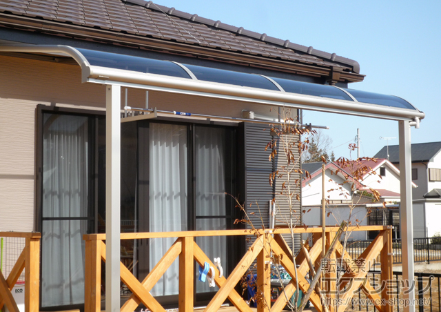 茨城県鹿嶋市ののテラス屋根 ヴェクターテラス R型 テラスタイプ 単体 積雪〜20cm対応＋吊り下げ式物干し 標準 2本入り 施工例