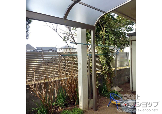 兵庫県明石市のLIXIL リクシル（トステム）のテラス屋根 ライザーテラスII R型 テラスタイプ 単体 積雪〜20cm対応+吊り下げ物干し 標準 2本入 施工例