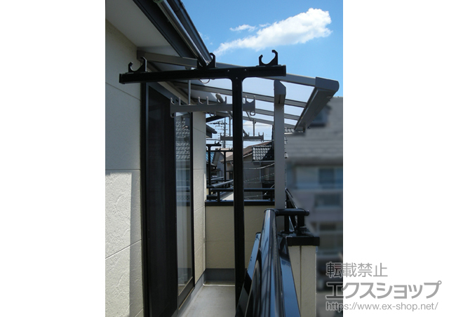 埼玉県鶴ヶ島市のLIXIL リクシル（トステム）のバルコニー・ベランダ屋根 ライザーテラスII F型 屋根タイプ 単体 積雪〜20cm対応+吊り下げ物干し　ショート2本入　標準タイプ 施工例