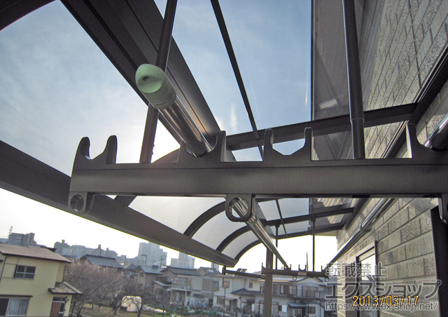 東京都町田市のLIXIL リクシル（トステム）のバルコニー・ベランダ屋根 ライザーテラスII R型 屋根タイプ 単体 積雪〜20cm対応+吊下げ物干し 標準 2本入 施工例