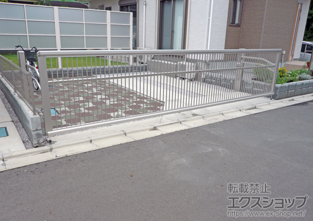 埼玉県川越市ののカーゲート エクスラインアップゲート ワイド 2型 電動式　 施工例