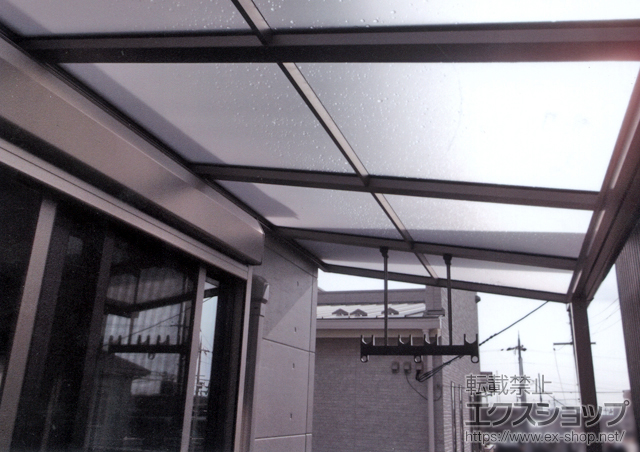 滋賀県大津市のLIXIL リクシル（トステム）のバルコニー・ベランダ屋根 パワーアルファ F型 屋根タイプ 単体 積雪〜30cm対応+ 吊り下げ式物干しセット標準タイプ　２本入 施工例