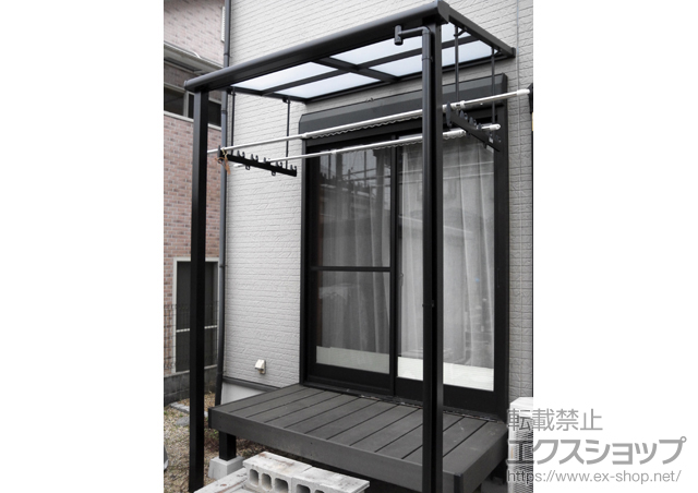 滋賀県大津市のLIXIL リクシル（トステム）のテラス屋根 ライザーテラスII F型 テラスタイプ 単体 積雪〜20cm対応+吊り下げ式物干し ワイド 2本入 施工例