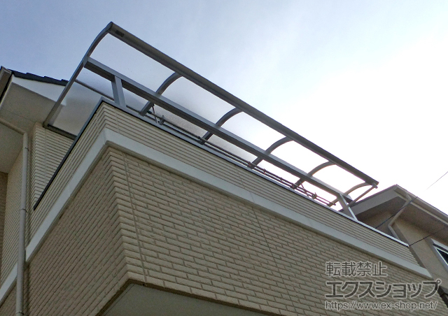 大阪府堺市ののバルコニー・ベランダ屋根 ヴェクター R型 屋根タイプ 単体 積雪〜20cm対応+吊り下げ物干し 標準 2本入+水平式物干し 2本入 施工例