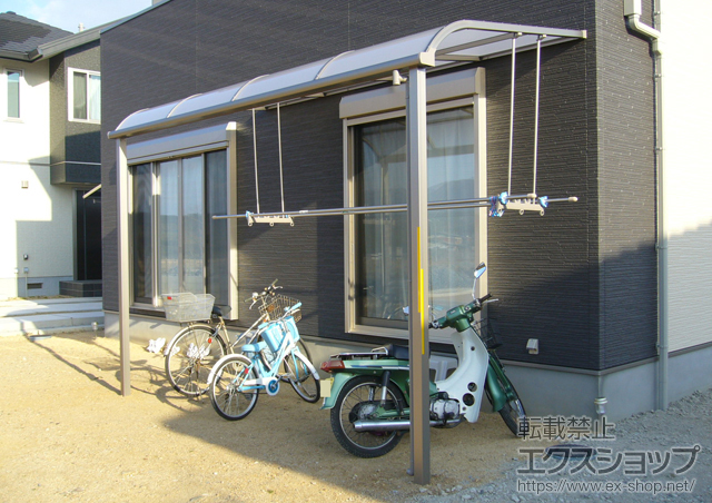 香川県東かがわ市のLIXIL リクシル（トステム）のテラス屋根 ライザーテラスII R型 テラスタイプ 単体 積雪〜20cm対応＋吊り下げ式物干し ロング 2本入り 施工例