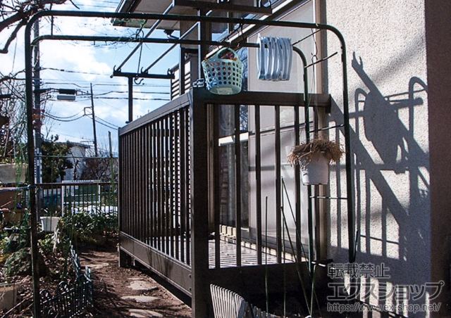 神奈川県横浜市のLIXIL リクシル（トステム）のバルコニー アクトステージA型 細格子 単体 柱建て式 施工例