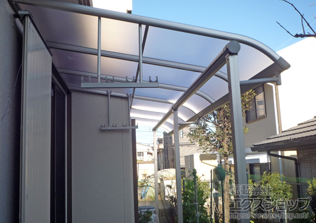 鹿児島県鹿児島市ののテラス屋根 プレシオステラス R型 テラスタイプ 連棟　積雪〜20cm対応＋吊り下げ式物干し 標準 2本 施工例