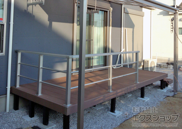 埼玉県川越市ののウッドデッキ リウッドデッキ 200 単体 ＋シンプルモダンデッキフェンス2型＜横格子2本タイプ＞＋ 施工例