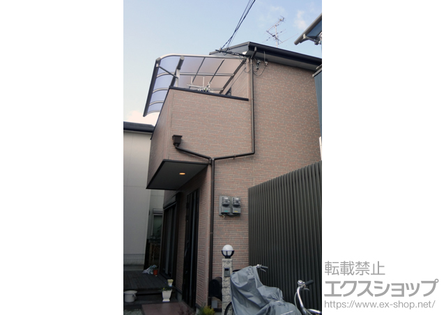 大阪府箕面市ののバルコニー・ベランダ屋根 プレシオステラス R型 屋根タイプ 単体 積雪〜20cm対応＋吊り下げ式物干し 標準 2本入 施工例
