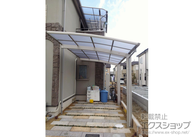 大阪府堺市ののバルコニー・ベランダ屋根 プレシオステラス R型 屋根タイプ 単体 積雪〜20cm対応＋プレシオステラス用吊り下げ式物干し 標準 2本入り 施工例