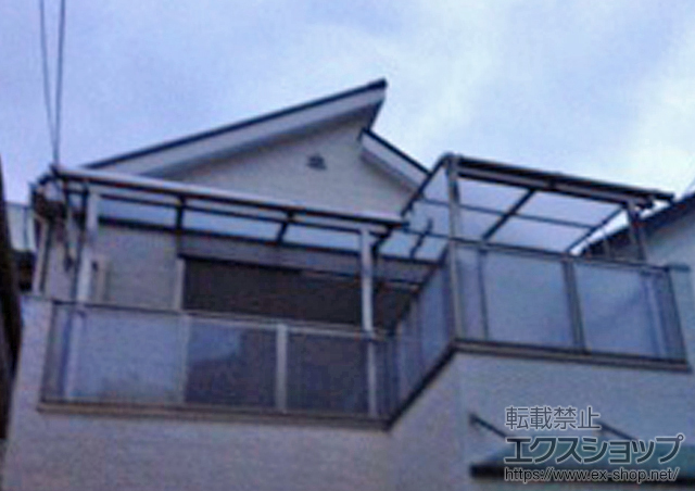 大阪府茨木市のLIXIL リクシル（トステム）のバルコニー・ベランダ屋根 ライザーテラスII R型 屋根タイプ 単体 積雪〜20cm対応+吊り下げ物干し 標準 3本入 施工例