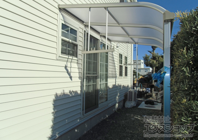 静岡県焼津市ののバルコニー・ベランダ屋根 プレシオステラス R型 テラスタイプ 単体 積雪〜20cm対応＋吊り下げ物干し　標準　2本入 施工例