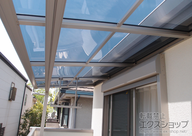 兵庫県神戸市ののバルコニー・ベランダ屋根 ヴェクターテラス F型 屋根タイプ 単体 積雪〜20cm対応+吊り下げ物干し　標準　2本入 施工例