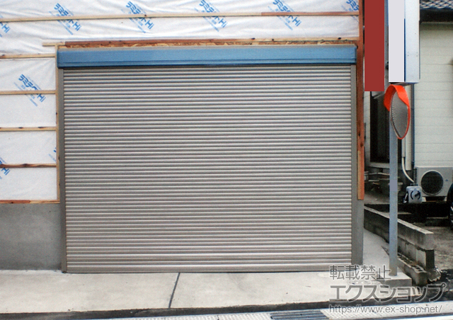 茨城県北相馬郡利根町のLIXIL リクシル（トステム）のガレージシャッター ガレージシャッター クワトロ 外部付け木造用躯体直付け 電動 施工例