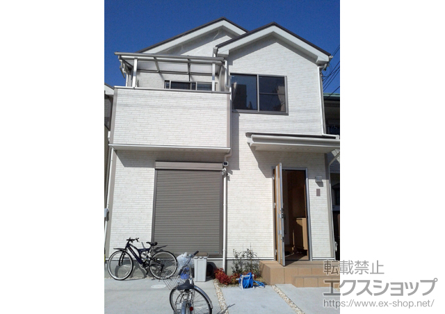 兵庫県尼崎市ののバルコニー・ベランダ屋根 プレシオステラス R型 屋根タイプ 単体 積雪〜20cm対応＋吊り下げ式物干し　標準2本入 施工例