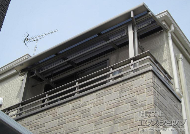 東京都調布市のLIXIL リクシル（トステム）のバルコニー・ベランダ屋根 ライザーテラスII F型 屋根タイプ 単体 積雪〜20cm対応+ 吊り下げ式物干し ショート 2本入 施工例