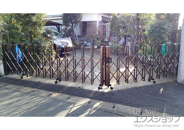 神奈川県平塚市ののカーゲート トリップゲート イノーバL 角地用 ノンレール 両開き親子 （30S+42T） 施工例