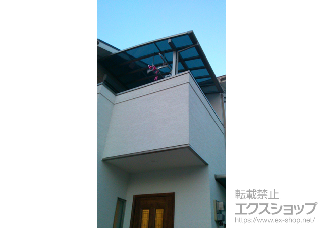 大阪府羽曳野市のLIXIL リクシル（トステム）のバルコニー・ベランダ屋根 パワーアルファ L型 屋根タイプ 単体 積雪〜30cm対応+吊り下げ物干し 標準 2本入 施工例