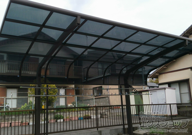 静岡県富士宮市のLIXIL リクシル（トステム）のカーポート テールポートシグマIII 耐風圧強度仕様 積雪〜30cm対応+収納式物干し ロング 2本入 施工例