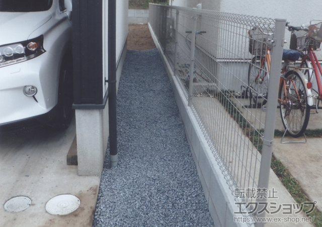 千葉県野田市ののフェンス・柵 イーネットフェンス1M型 間仕切り柱タイプ 施工例