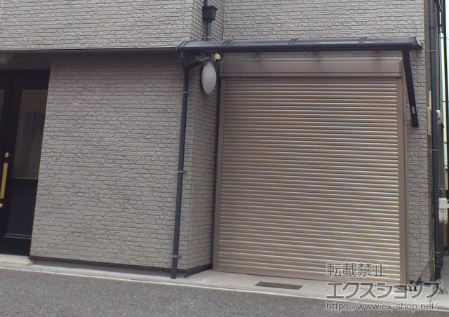 大阪府大阪市のLIXIL リクシル（トステム）のガレージシャッター ガレージシャッタークワトロ 電動式 外部付タイプ 施工例