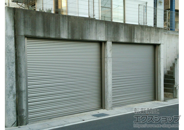 千葉県松戸市のLIXIL リクシル（トステム）のガレージシャッター ガレージシャッタークワトロ 電動式 内部付タイプ *換気孔付き 施工例