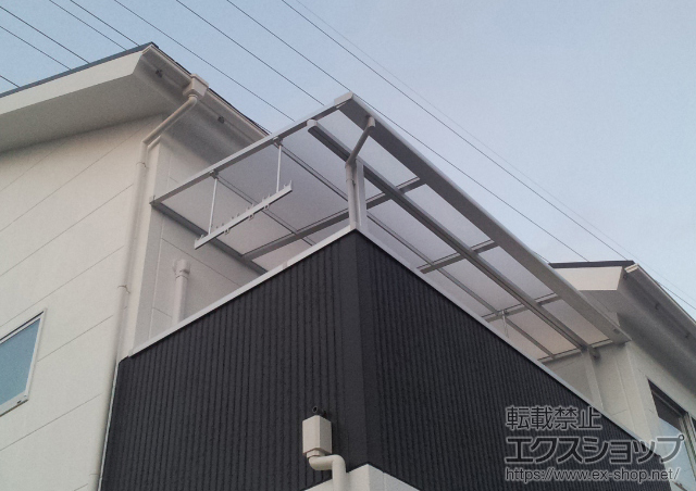 大阪府堺市のLIXIL リクシル（トステム）のバルコニー・ベランダ屋根 ライザーテラスII F型 屋根タイプ 単体 積雪〜20cm対応+吊り下げ式物干し 標準 ワイド 2本入 施工例