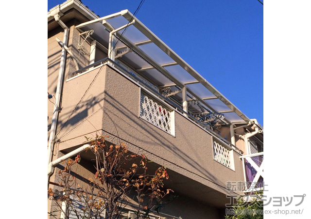 神奈川県横浜市のLIXIL リクシル（トステム）のバルコニー・ベランダ屋根 ライザーテラスII F型 屋根タイプ 連棟 積雪〜20cm対応＋吊り下げ物干し ショート 標準 3本入 施工例