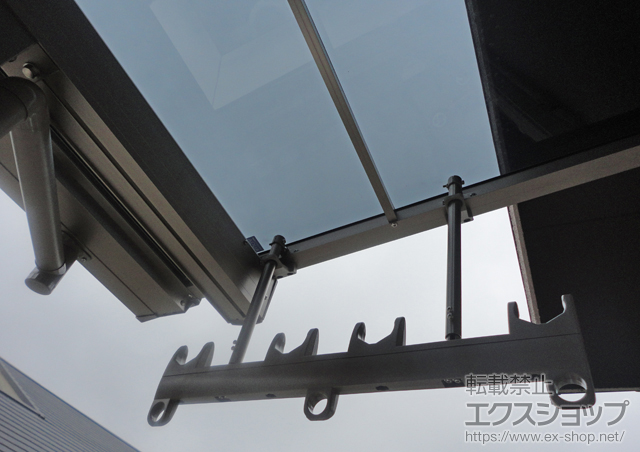 東京都練馬区のLIXIL リクシル（トステム）のバルコニー・ベランダ屋根 ライザーテラスII F型 屋根タイプ 単体 積雪〜20cm対応＋吊り下げ物干し　標準　2本入 施工例