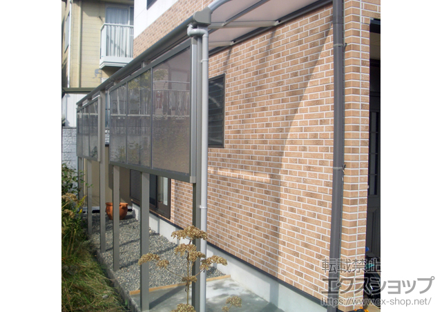 兵庫県篠山市ののテラス屋根 ヴェクターテラス R型 テラスタイプ 連棟 積雪〜20cm対応＋ヴェクターテラス 前面パネル1段＋吊り下げ物干し 標準 2本入 施工例