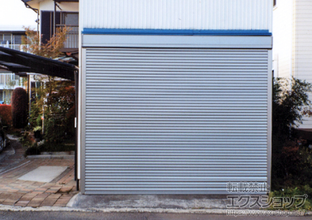 神奈川県足柄上郡松田町のLIXIL リクシル（トステム）のガレージシャッター ガレージシャッタークワトロ 電動式 外部付タイプ 施工例