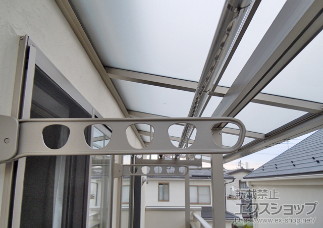 東京都小金井市のLIXIL リクシル（トステム）のバルコニー・ベランダ屋根 ライザーテラスII F型 屋根タイプ 連棟 積雪〜20cm対応+吊り下げ式物干し ショート 標準 3本入 施工例