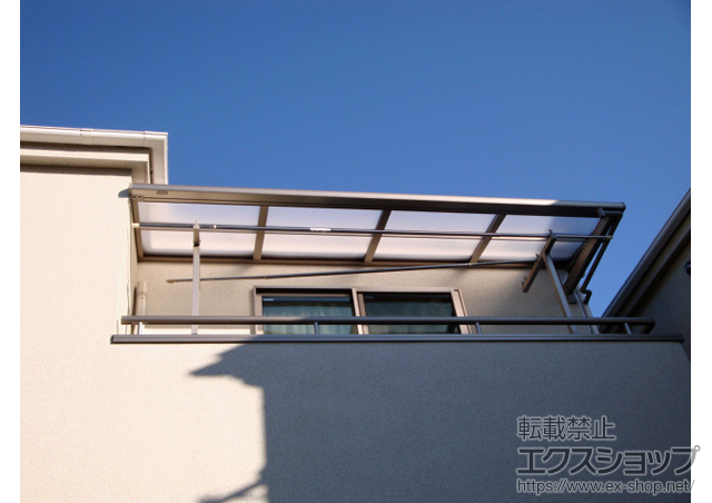 神奈川県横浜市のLIXIL リクシル（トステム）のバルコニー・ベランダ屋根 ライザーテラスII F型 ルーフタイプ 単体 積雪〜20cm対応＋ライザーテラスII 屋根材ホルダー 施工例