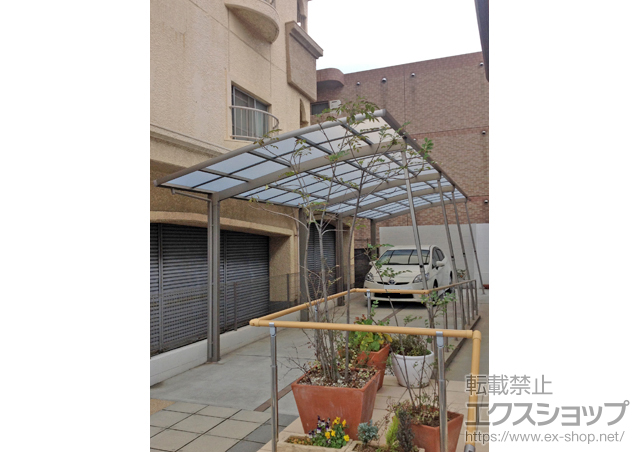 福岡県北九州市のLIXIL リクシル（トステム）のカーポート カーブポートシグマIII 縦連棟 積雪〜20cm対応＋カーブポートシグマ?着脱式サポート(補助柱)1本入り 施工例