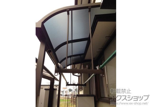 福岡県糟屋郡粕屋町のLIXIL リクシル（トステム）のテラス屋根 ライザーテラスII R型 テラスタイプ 単体 積雪〜20cm対応＋吊り下げ物干し 標準 2本入 施工例