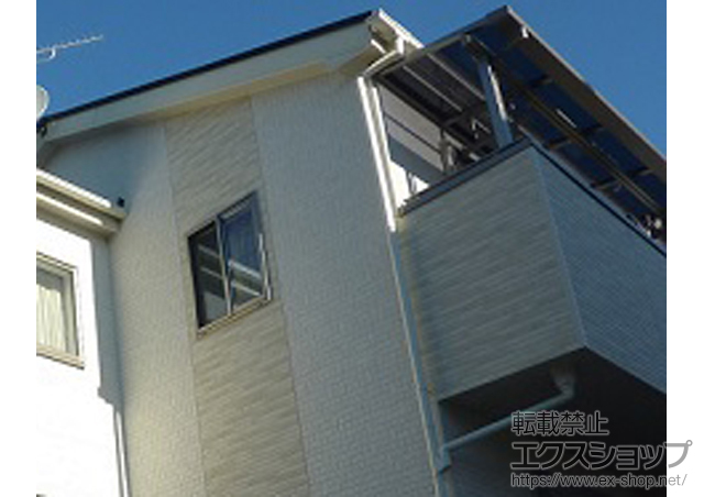 埼玉県さいたま市のLIXIL リクシル（トステム）のバルコニー・ベランダ屋根 ライザーテラスII F型 屋根タイプ 連棟 積雪〜20cm対応+吊り下げ式物干し　ショート　2本入り 施工例