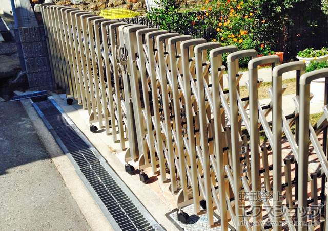 大阪府ののカーゲート レイオス7型(傾斜地用) ノンレール 両開き親子26-12　30-12 施工例