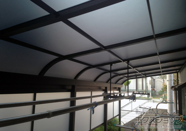 大阪府箕面市のLIXIL リクシル（トステム）のテラス屋根 ライザーテラスII R型 テラスタイプ 連棟 積雪〜20cm対応＋ライザーテラスII 前面スクリーン＋前面スクリーンふさぎ材（ふさぎ材取付部品セット含む）＋吊り下げ物干し　標準　3本入 施工例