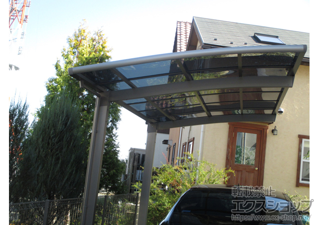 山梨県甲斐市のLIXIL リクシル（トステム）のカーポート カーブポートシグマIII 積雪〜20cm対応 施工例