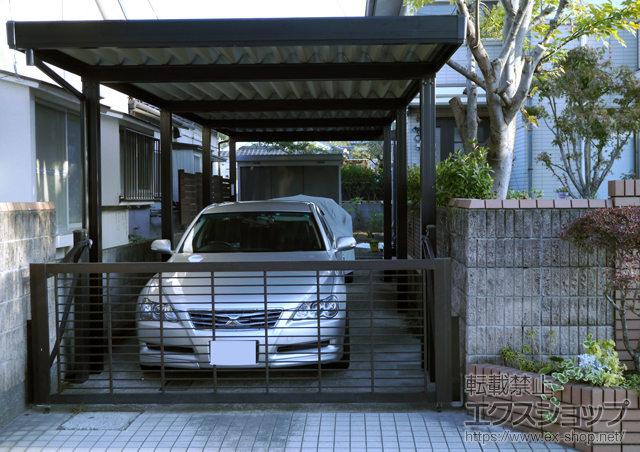 大分県大分市のLIXIL リクシル（トステム）のカーポート テリオスポートIII 900 縦連棟 角柱8本 積雪〜30cm対応 施工例