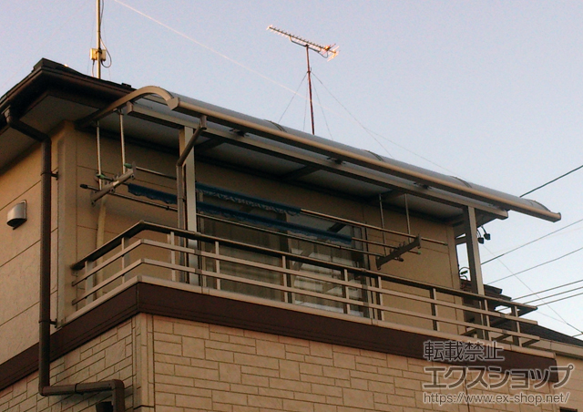 愛知県春日井市のLIXIL リクシル（トステム）のバルコニー・ベランダ屋根 ライザーテラスII R型 屋根タイプ 単体 積雪〜20cm対応＋吊下げ物干し 標準 2本入 施工例
