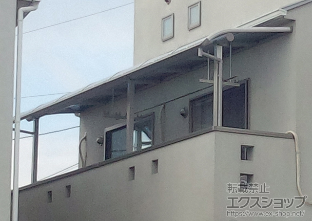 兵庫県川西市ののバルコニー・ベランダ屋根 プレシオステラス R型 屋根タイプ 連棟 積雪〜20cm対応+吊下げ物干し 標準 2本入 施工例