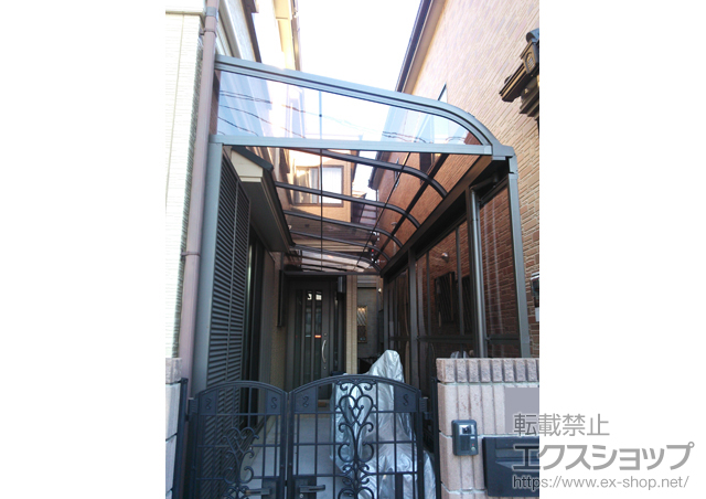 埼玉県戸田市のLIXIL リクシル（トステム）のテラス屋根 ライザーテラスII R型 テラスタイプ 単体 積雪〜20cm対応＋前面パネル 2段仕様＋側面ランマパネル R型 左右セット＋根材ホルダー メーターモジュール用 施工例