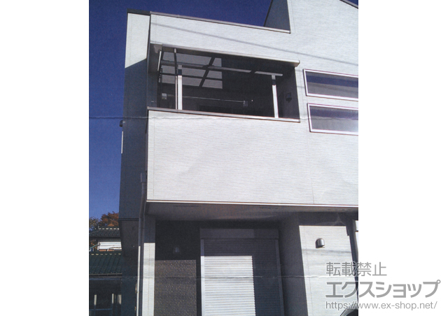 東京都あきる野市のLIXIL リクシル（トステム）のバルコニー・ベランダ屋根 ライザーテラスII F型 屋根タイプ 単体 積雪〜20cm対応+吊り下げ物干し 標準 2本入 施工例