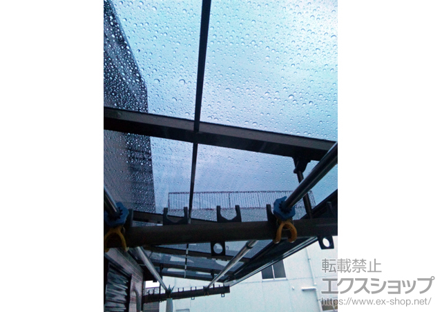 東京都荒川区のLIXIL リクシル（トステム）のバルコニー・ベランダ屋根 ライザーテラスII F型 ルーフタイプ 単体 積雪〜20cm対応＋吊り下げ物干し ワイド ショート 2本入 施工例