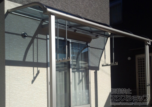 広島県廿日市市ののテラス屋根 ヴェクターテラス R型 テラスタイプ 単体 積雪〜20cm対応+吊下げ物干し ロング 2本入 施工例