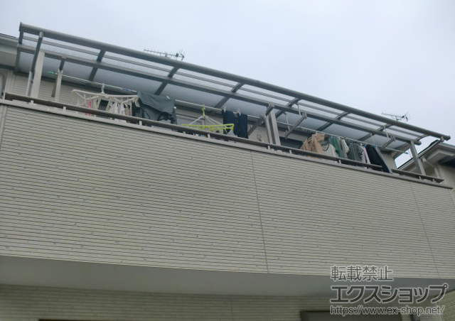 奈良県奈良市のLIXIL リクシル（トステム）のバルコニー・ベランダ屋根 ライザーテラスII R型 屋根タイプ 連棟 積雪〜20cm対応＋吊り下げ物干し 標準 2本入 施工例