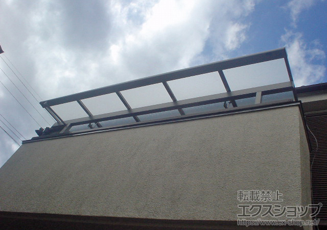 埼玉県入間郡毛呂山町ののバルコニー・ベランダ屋根、カーポート、門扉 ライザーテラスII F型 1500 屋根タイプ 単体 積雪〜50cm対応＋吊下げ物干し ショート 2本入 施工例